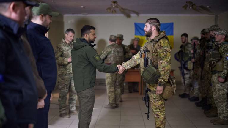 Ουκρανία: Νίκη στον πόλεμο υπόσχεται ο Ζελένσκι - Η χώρα τιμά τους υπερασπιστές της κατά της ρωσικής εισβολής