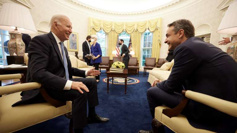 Η αποκάλυψη για την γραβάτα του Μπάιντεν με την ελληνική σημαία και ο ρόλος του... Τέρενς Κουίκ [εικόνες]