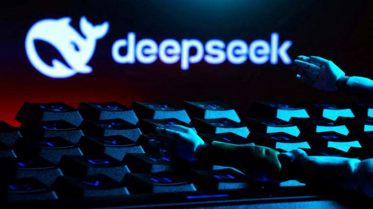 DeepSeek: Γιατί η κινέζικη εφαρμογή τεχνητής νοημοσύνης τρομάζει τον Τραμπ - Τι &quot;απαγορεύεται&quot; να ρωτήσεις