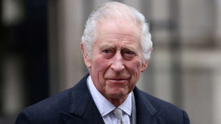 Βασιλιάς Κάρολος: Τα σενάρια για το είδος καρκίνου που έχει - Εντονες αντιδράσεις για τον γιατρό του