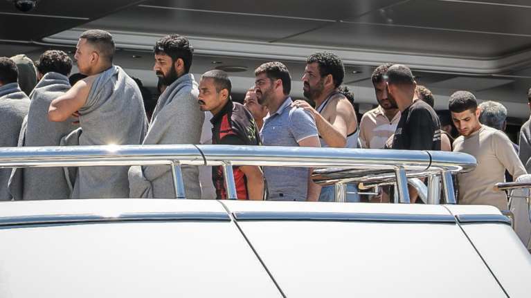 Ναυάγιο στην Πύλο: &quot;Νεκροταφείο&quot; η Μεσόγειος - Μαρτυρίες ότι εκατοντάδες παιδιά και γυναίκες εγκλωβίστηκαν στο αμπάρι