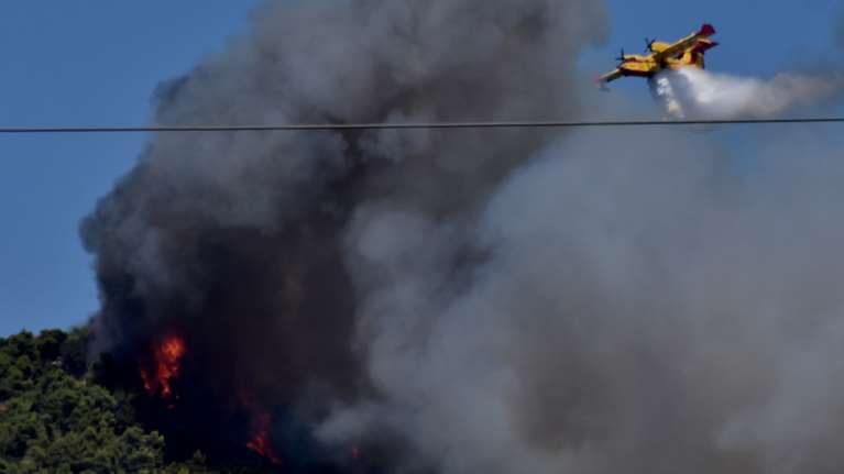 Φωτιά στα Μέθανα: Οι φλόγες έκαψαν σπίτι στο χωριό Κυψέλη - Υπό έλεγχο η πυρκαγιά