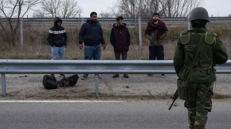Μεταναστευτικό: Λειτουργούν οι απωθήσεις στον Έβρο, αγωνία για τα νησιά