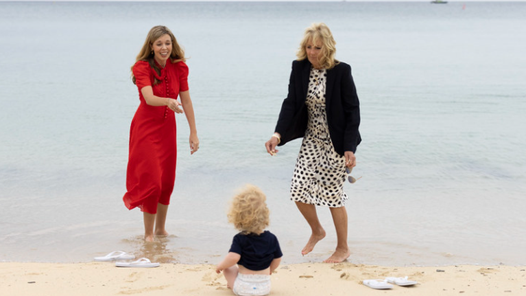 Σύνοδος G7: Ο γιος του Μπόρις και της Κάρι Τζόνσον στην αμμουδιά με τις πάνες του και την Τζιλ Μπάιντεν