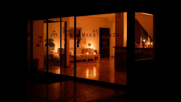 Ισπανία: Ραδιόφωνα, κεριά, γκαζάκια - Πώς πέρασαν τη νύχτα χωρίς ρεύμα οι κάτοικοι της Μαδρίτης και της Βαρκελώνης [εικόνες]