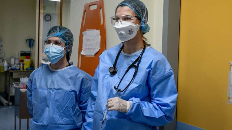 Κορονοϊός: 15.829 νέα κρούσματα σήμερα - 65 θάνατοι και 454 διασωληνωμένοι