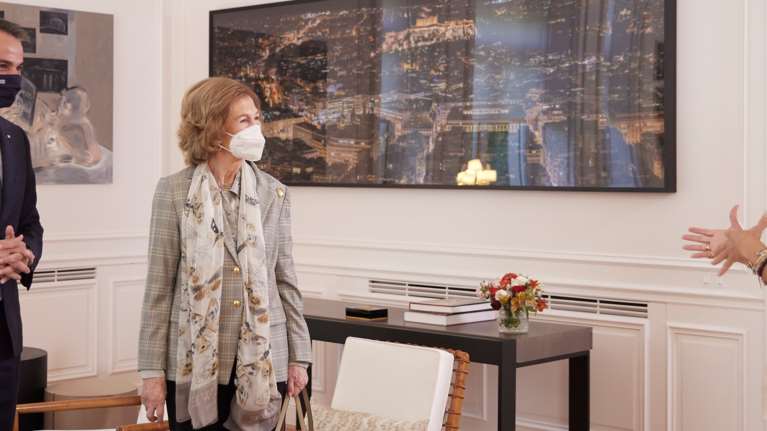 Καρέ - καρέ η επίσκεψη της Βασίλισσας Σοφίας στο Μαξίμου: Η ξενάγηση από Κυριάκο και Μαρέβα και ο διάλογος για το Τατόι [Εικόνες]