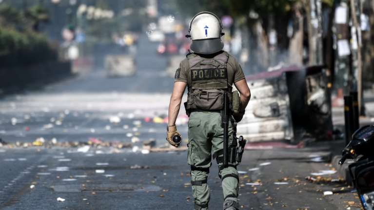 ΑΣΟΕΕ: Σοβαρά επεισόδια μεταξύ κουκουλοφόρων και ΜΑΤ - Πετροπόλεμος και χημικά [Βίντεο]