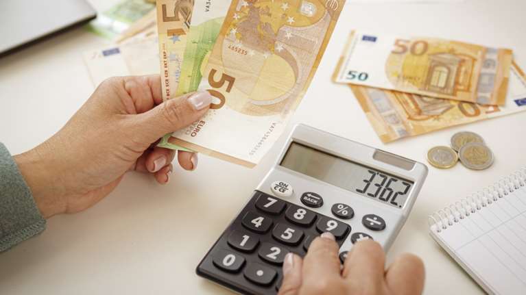 Αυτές είναι οι αυξήσεις που θα δουν μισθωτοί, συνταξιούχοι και αυταπασχολούμενοι από το 2025