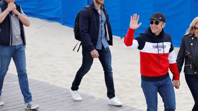 Γαλλικές εκλογές: Βόλτα στην παραλία, χέρι-χέρι με την Μπριζίτ, ο χαμογελαστός Μακρόν [Εικόνες]