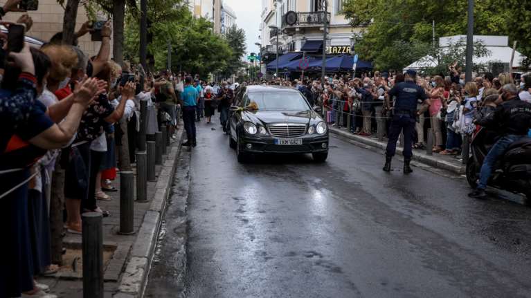 Μίκης Θεοδωράκης: Αρχισε το τελευταίο ταξίδι για την αγαπημένη του Κρήτη - Ολα έτοιμα στον Γαλατά Χανίων για την κηδεία