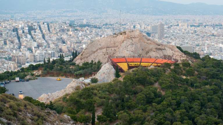 Σοβαρό περιστατικό στον Λυκαβηττό: Διαρροή πετρελαίου από γεννήτρια - Το πάρκινγκ γέμισε με καύσιμο