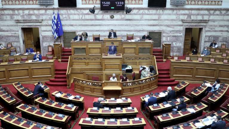 Υποχρεωτικοί εμβολιασμοί: Πέρασε η τροπολογία στη Βουλή - Με τις ψήφους ΝΔ και ΚΙΝΑΛ