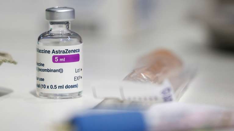 Crash test στα εμβόλια Pfizer και AstraZeneca: Πότε και πόσα αντισώματα αναπτύσσονται