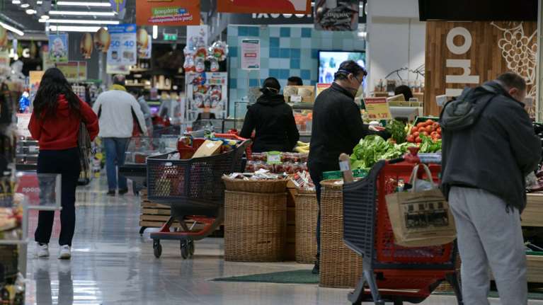 Επισιτιστική κρίση: Τι συμβαίνει στην ελληνική αγορά - Το "ντόμινο" με τις ζωοτροφές και το πλαφόν στα σούπερ μάρκετ