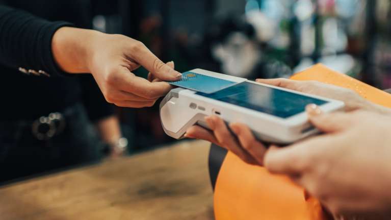 Διασύνδεση ταμειακών με POS: Το &quot;όπλο&quot; της κυβέρνησης για επιπλέον έσοδα 2,5 δισ. ευρώ ετησίως - Πώς θα γίνεται ο έλεγχος