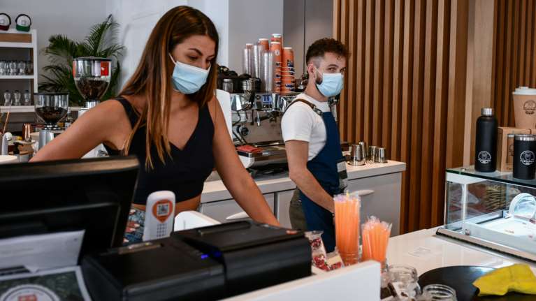 Ερχονται νέα μέτρα για ανεμβολίαστους εργαζόμενους σε εστίαση, τουρισμό - Πιθανά τα τοπικά lockdown