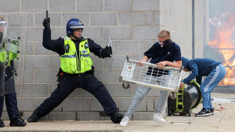 Εκρηξη ακροδεξιάς βίας στη Βρετανία: Δεύτερο ξενοδοχείο με μετανάστες έγινε στόχος - Έκτακτη σύσκεψη της Cobra υπό τον Στάρμερ