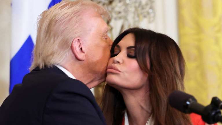 Ακόμα... έρχεται η Γκίλφοϊλ: Γιατί μπλοκάρουν όλους τους διορισμούς πρεσβευτών οι Δημοκρατικοί - Εξαλλος ο Τραμπ