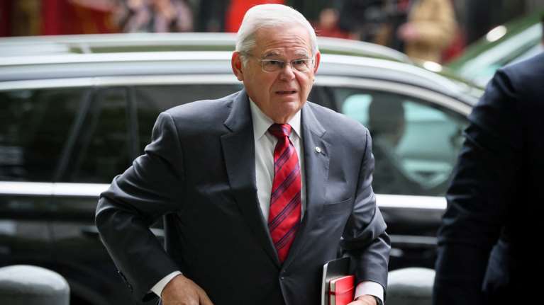 Ρόμπερτ Μενέντεζ: Ξεκίνησε η δίκη του Αμερικανού γερουσιαστή για διαφθορά - Διαχωρίστηκε η υπόθεση για τη σύζυγό του