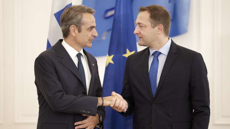 Συνάντηση Μητσοτάκη με τον Ευρωπαίο Επίτροπο Γεωργίας στο Μαξίμου για τον ΟΠΕΚΕΠΕ