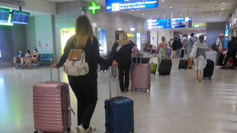 Ηράκλειο: Τουρίστριες έκαναν... άνω-κάτω το αεροδρόμιο για τα μάτια μίας γυναίκας