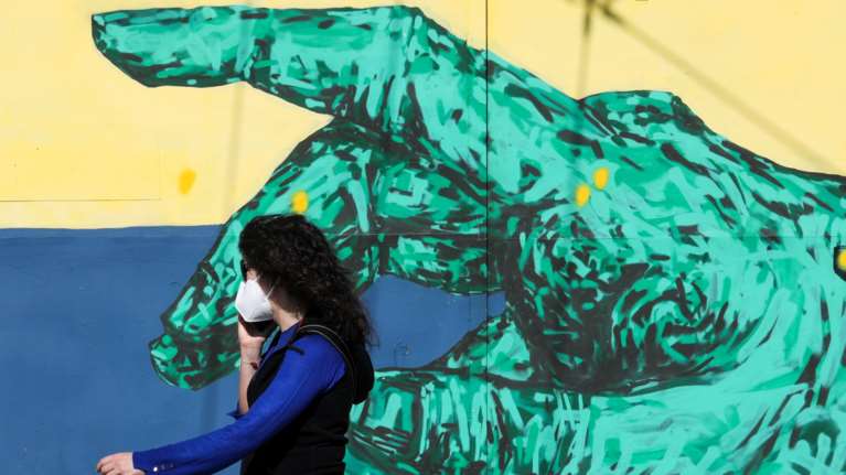 Εξαδάκτυλος για μάσκες: Δύσκολο να εφαρμοστεί στους εξωτερικούς χώρους