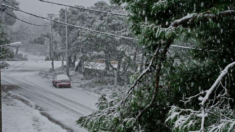 Σαρώνει η κακοκαιρία &quot;Κάρμελ&quot;: Χιονοπτώσεις, καταιγίδες και στην Αττική - Σε ποιες περιοχές χιονίζει [Εικόνες - Βίντεο]