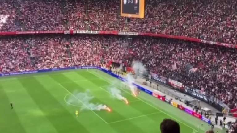 Εικόνες ντροπής στο Άγιαξ - Φέγενορντ: Βανδαλισμοί, χημικά και οριστική διακοπή του αγώνα [βίντεο]