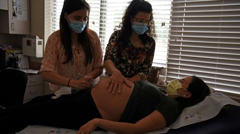 Κορονοϊός και εγκυμοσύνη: Γιατί αυξάνονται οι καισαρικές και οι πρόωροι τοκετοί