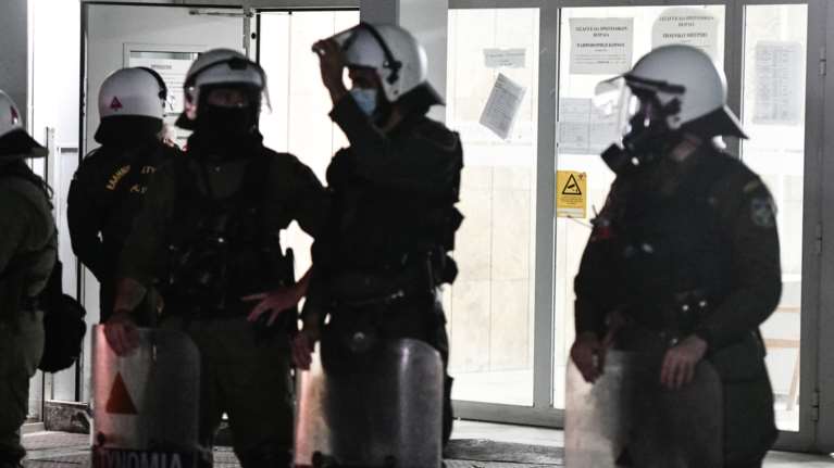 Πέραμα: Η μαρτυρία μοτοσυκλετιστή για την καταδίωξη και τις 35 σφαίρες - Τι υποστηρίζει το κέντρο επιχειρήσεων