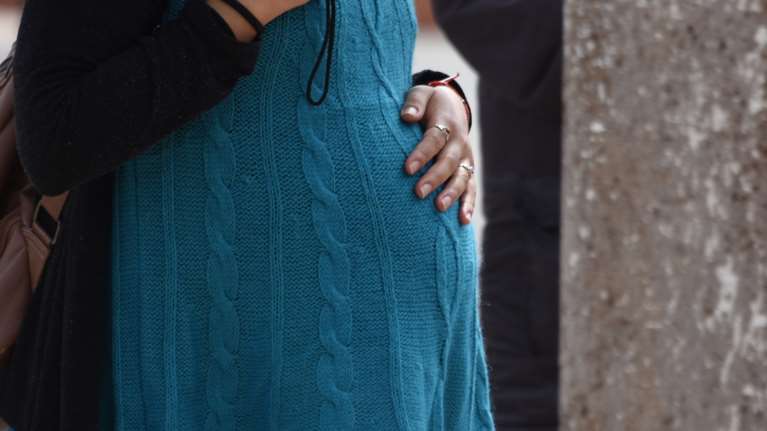 Βουλιαγμένη: 27χρονη έγκυος στον ένατο μήνα καταγγέλλει ξυλοδαρμό από 48χρονο γόνο επιχειρηματικής οικογένειας