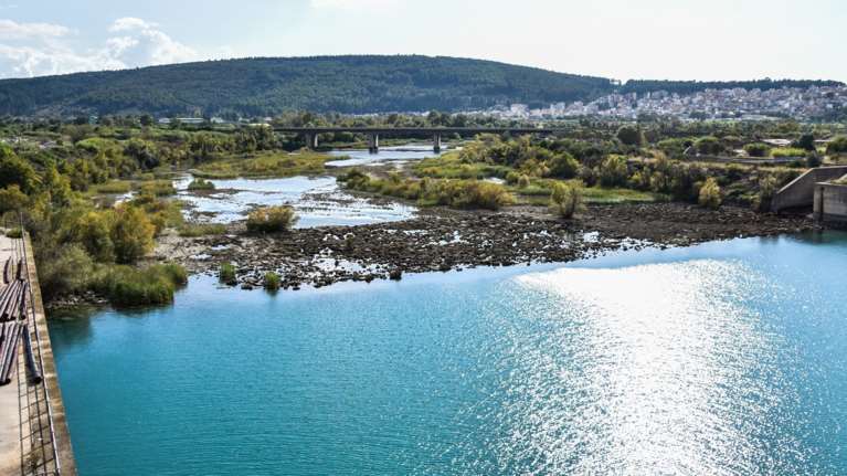 Αρτα: Δύο ανήλικα παιδιά ανασύρθηκαν χωρίς τις αισθήσεις τους από τον ποταμό Αραχθο