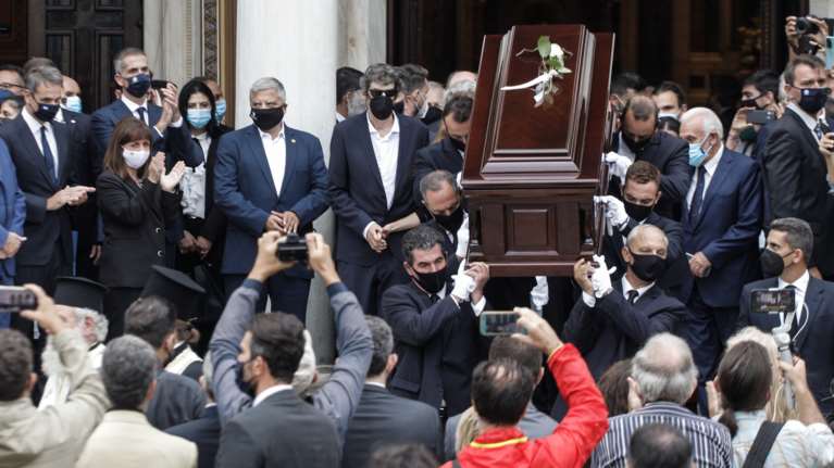 Το ύστατο &quot;χαίρε&quot; στον Μίκη Θεοδωράκη: Με χειροκροτήματα και φωνάζοντας &quot;αθάνατος&quot; το τελευταίο αντίο [Εικόνες]