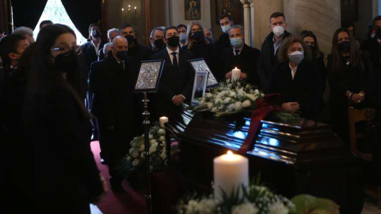 Κηδεία Τσοβόλα: Συντετριμμένοι η σύζυγος, τα παιδιά και τα εγγόνια του στο τελευταίο αντίο [Εικόνες]