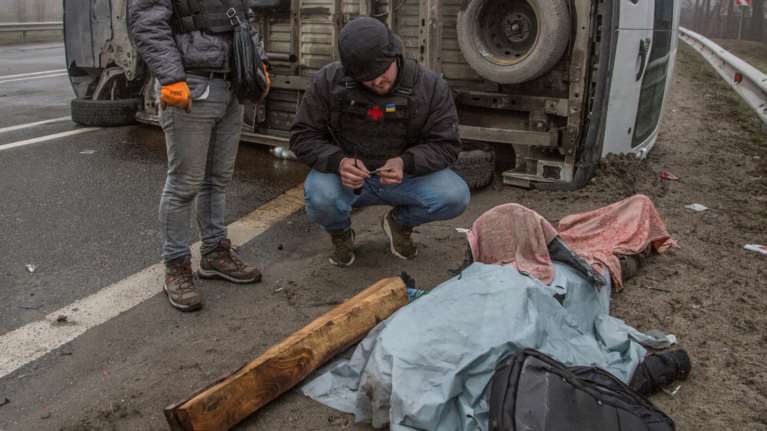 Η φρίκη του πολέμου: Πτώματα στους δρόμους της ουκρανικής κωμόπολης Μπούτσα - Γροθιά στο στομάχι οι εικόνες