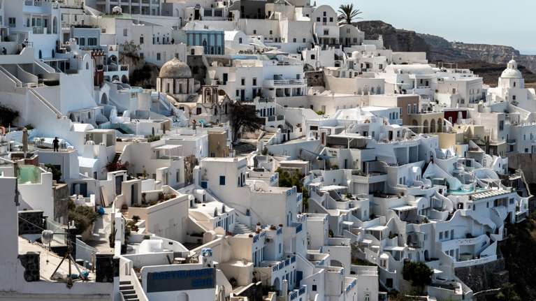 Ξενοδοχεία και ενοικιαζόμενα δωμάτια &quot;ξέχασαν&quot; να δηλώσουν πάνω από 500 πακέτα διαμονής στη Σαντορίνη