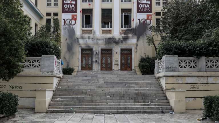 ΑΣΟΕΕ: Αντιεξουσιαστές συνελήφθησαν ενώ γκρέμιζαν τοίχο για να στήσουν παράνομο &quot;στέκι&quot;