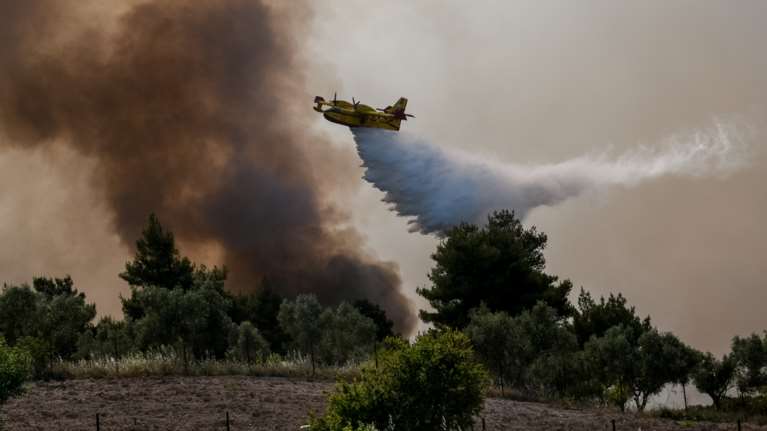 Τέσσερις πυρκαγιές σε Ελευσίνα και Ασπρόπυργο, μεγάλη αναζωπύρωση στον Βαρνάβα - Εκκενώθηκε οικισμός στα Νέα Στύρα