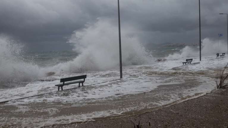 Πώς θα κινηθεί το μέτωπο της κακοκαιρίας τις επόμενες ώρες: Πλημμύρες, κατολισθήσεις και κλειστοί δρόμοι [εικόνες-βίντεο]