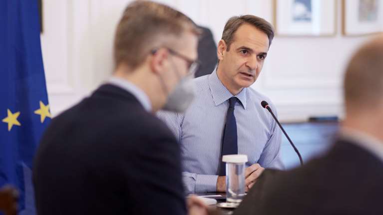 Την Τρίτη οι ανακοινώσεις Μητσοτάκη για το Fuel Pass - Στόχος να μειωθεί στα 2 ευρώ το λίτρο η βενζίνη