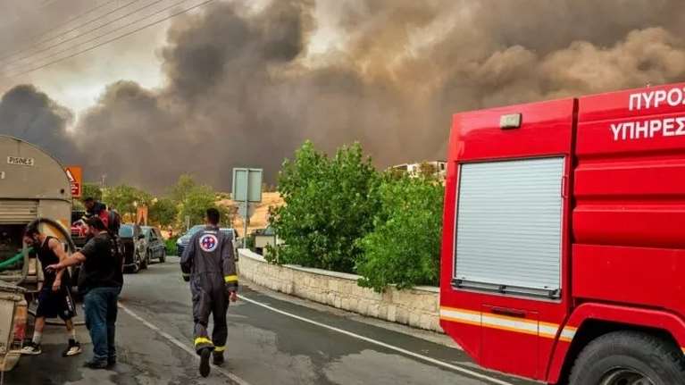 Πύρινη κόλαση στην Κύπρο: Δύο νεκροί και δεκάδες σπίτια στις φλόγες - Εκκενώθηκαν ολόκληρα χωριά