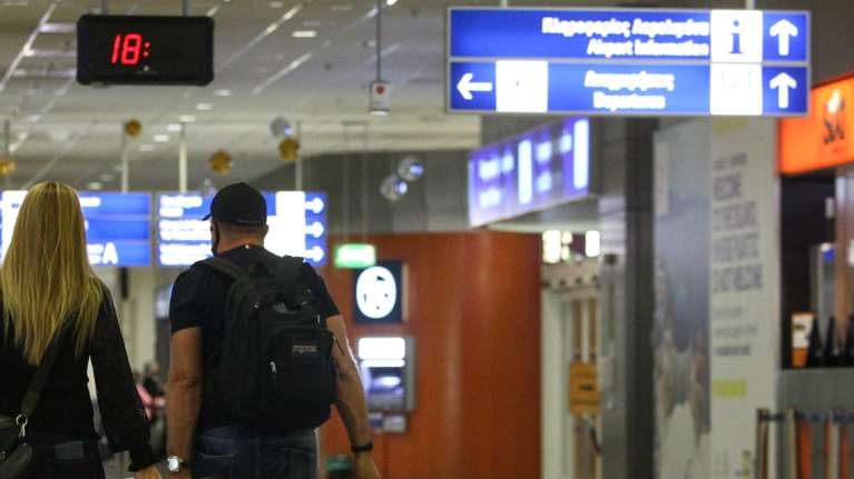 Μετάλλαξη Όμικρον: Μόνο με PCR και rapid test από σήμερα η είσοδος στη χώρα - "Οχύρωση" με νέα μέτρα