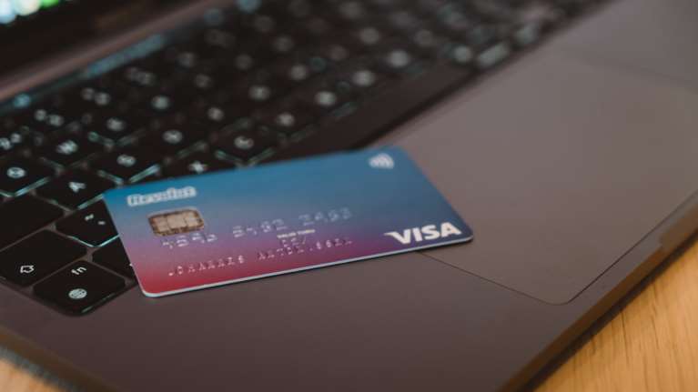 Όλα όσα πρέπει να ξέρετε για το νομοσχέδιο κατά της φοροδιαφυγής: Τι προβλέπεται για ελεύθερους επαγγελματίες και influencers