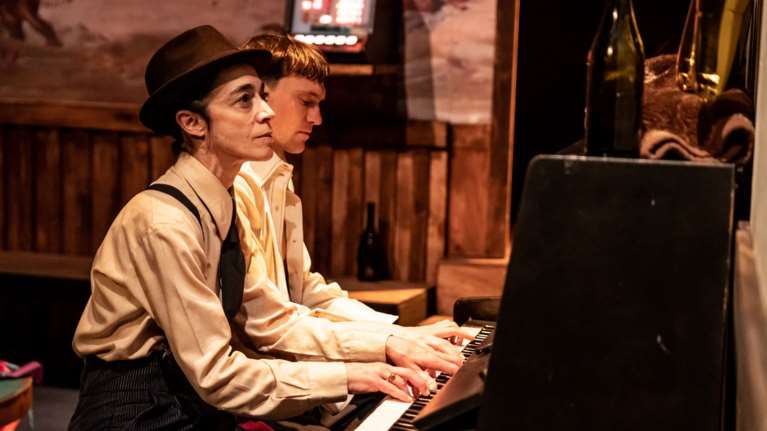 &quot;Ο Παγοπώλης έρχεται&quot; του Ευγένιου Ο’ Νηλ, σε σκηνοθεσία Ακύλλα Καραζήση