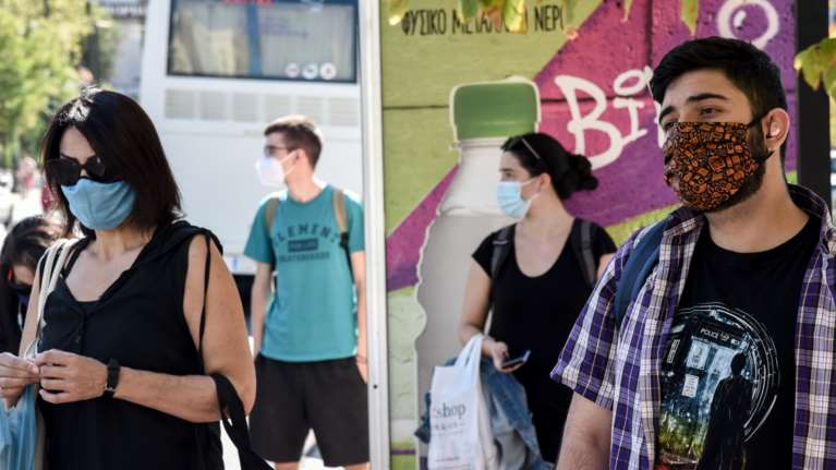 Λινού: Σε αυτούς τους δύο χώρους πρέπει οπωσδήποτε να φοράμε τη μάσκα