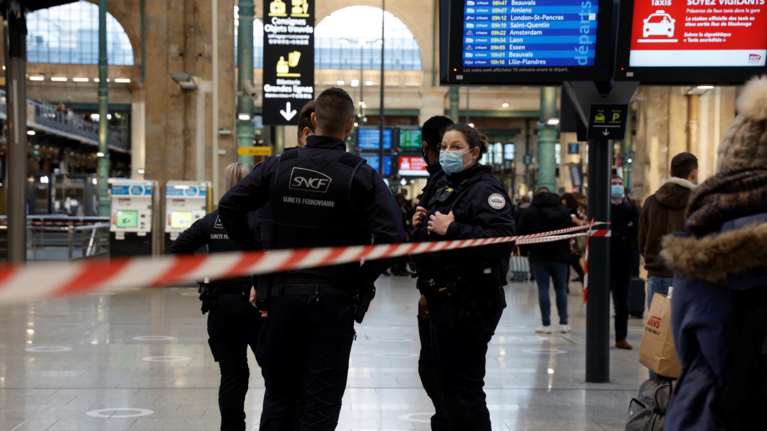 Γαλλία: Νεκρός ο άνδρας που επιτέθηκε σε αστυνομικούς σε σιδηροδρομικό σταθμό στο Παρίσι