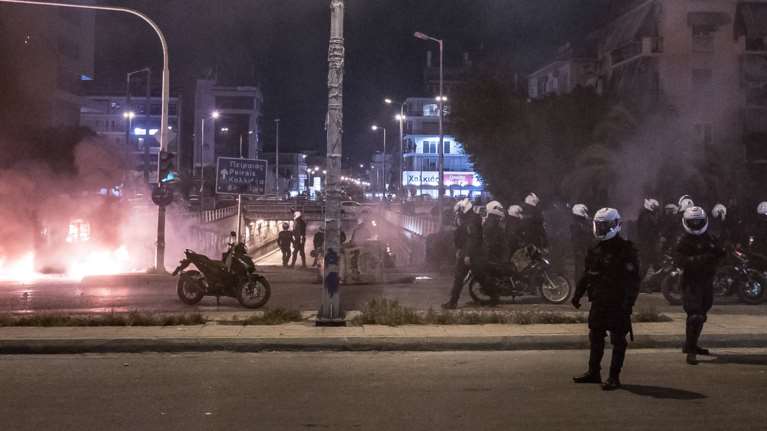 Σοκ και δέος από τη βία στη Νέα Σμύρνη: Επί 2,5 λεπτά έδερναν αλύπητα τον αστυνομικό οι μπαχαλάκηδες