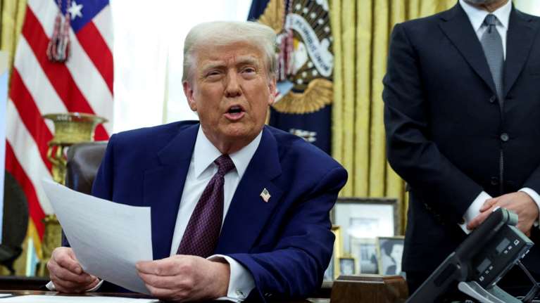 Ο Τραμπ έδωσε εντολή για νέο πακέτο δασμών σε όλες τις χώρες και "χαϊδεύει" τη Ρωσία: "Να επιστρέψει στην G7"