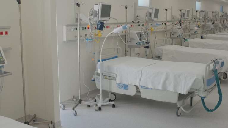 Στο &quot;κόκκινο&quot; τα νοσοκομεία της Αττικής:  Διασωληνωμένοι ασθενείς με κορονοϊό εκτός ΜΕΘ για μέρες - Μόλις 14 οι κενές κλίνες